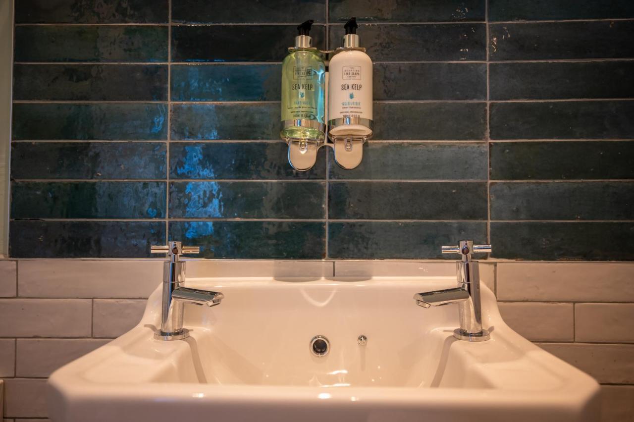 Victoria Hotel By Chef & Brewer Collection 梅奈布里奇 外观 照片